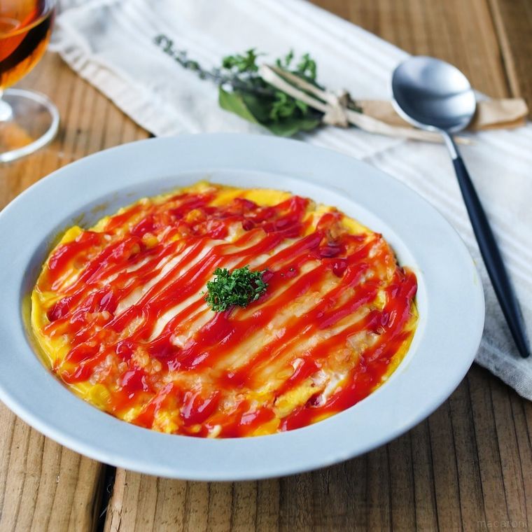 白い皿に入ったレンジでチーズオムライス