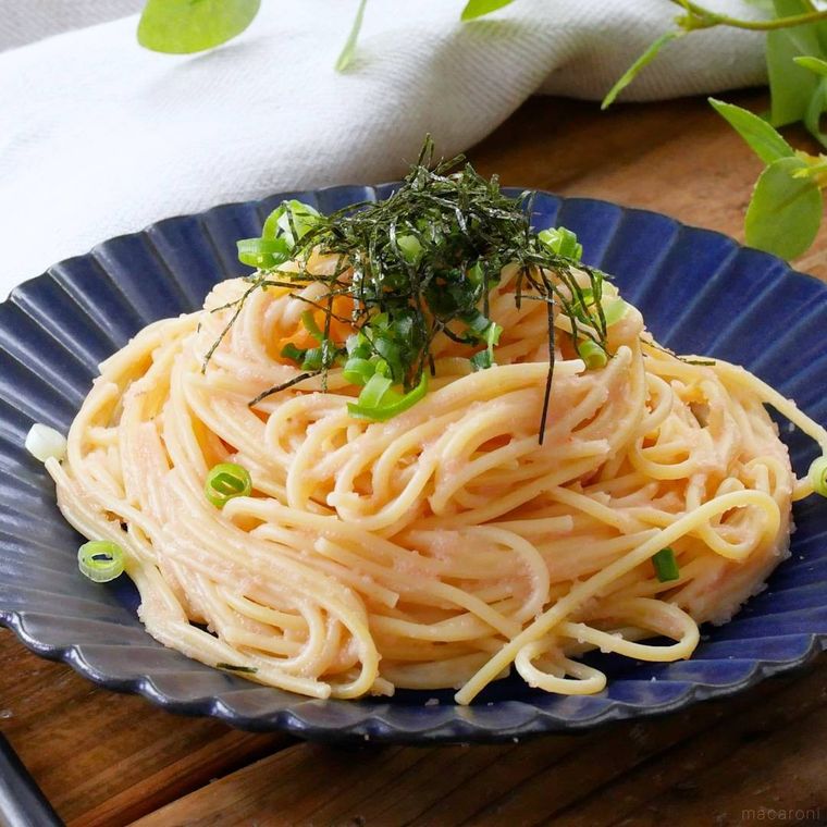青い皿に入った和風明太子パスタ