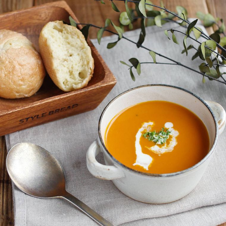 白い器に入ったかぼちゃのスープとパン