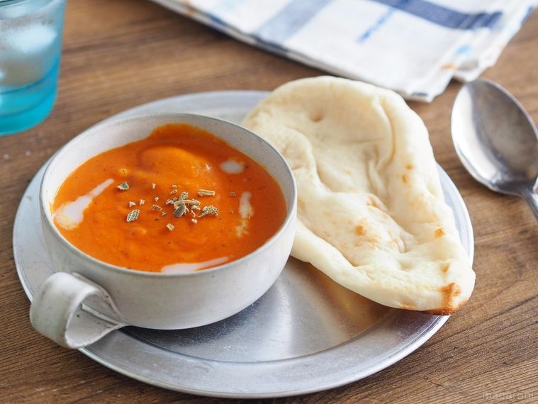 皿に盛られたはちみつバターチキンカレーとナン