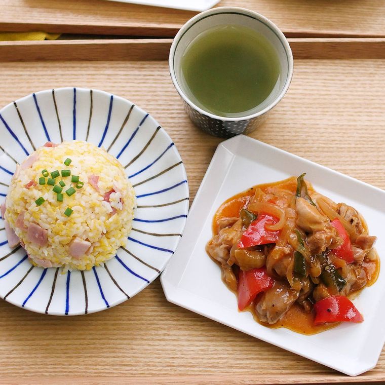 器に盛られた酢鶏とチャーハン