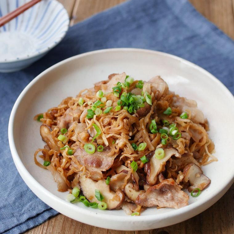 白い皿に盛った切り干し大根と豚肉の炒め物