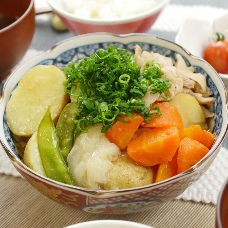 丼に盛られた塩バター豚肉じゃが