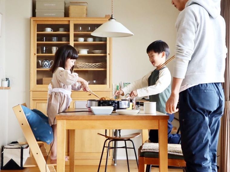 家族で食卓を囲んでいる様子