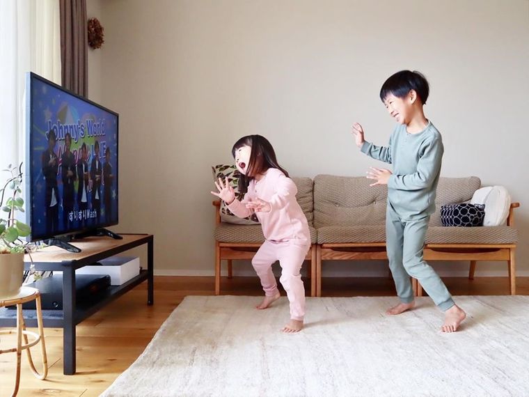 テレビの前で子供たちが踊っている様子