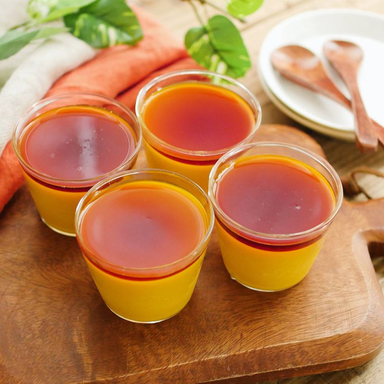 木のトレーに並べた、ガラスの器に入ったカボチャプリン