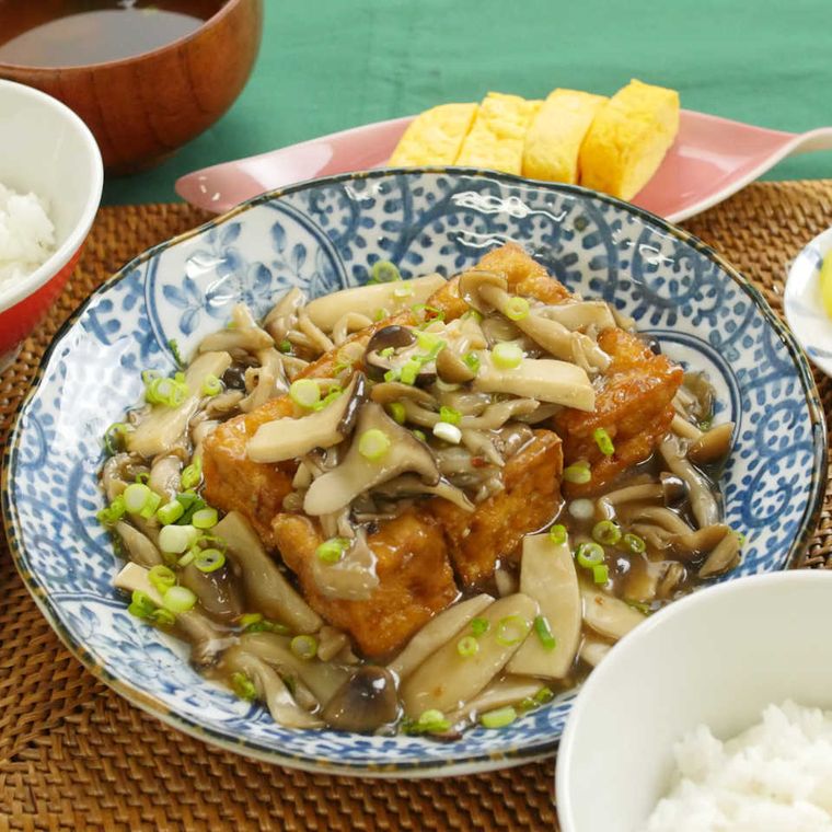 青い柄の皿に盛った、厚揚げのきのこあんかけ