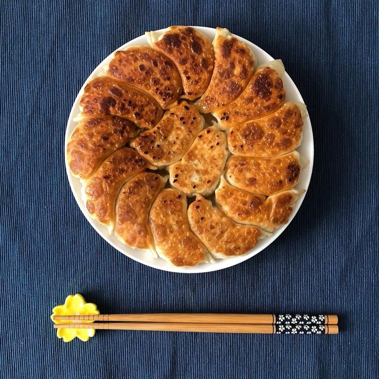 餃子とお箸が並んでいる