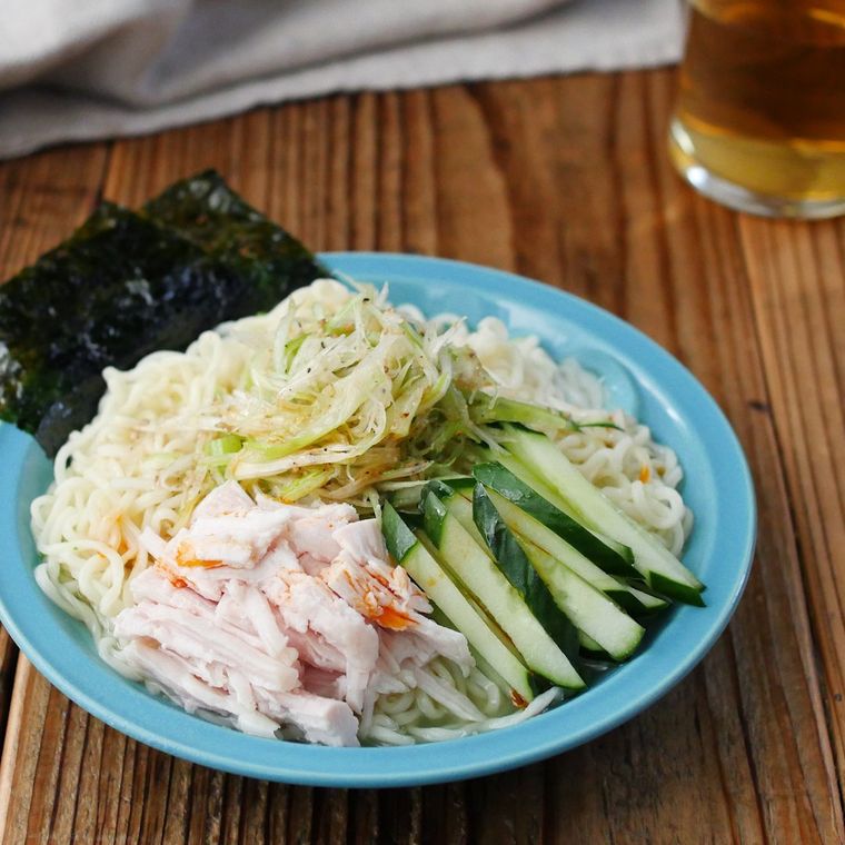 水色の平皿に盛り付けられたサラダチキンの冷やし中華