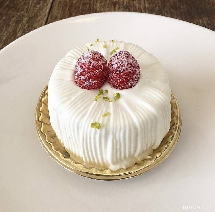 白のお皿にのった真っ白のムースが美しいエス