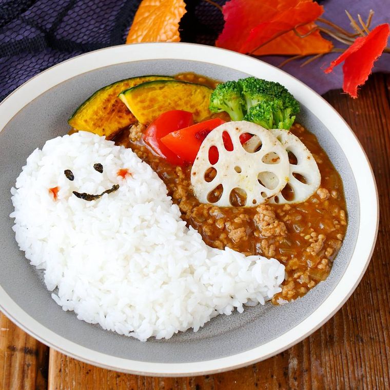 グレーの皿の盛り付けられている豚ひき肉のおばけカレー