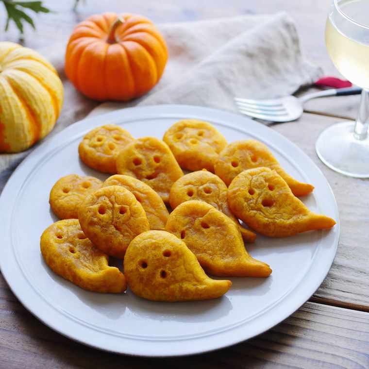 白い皿に並んでいるおばけの揚げかぼちゃニョッキ