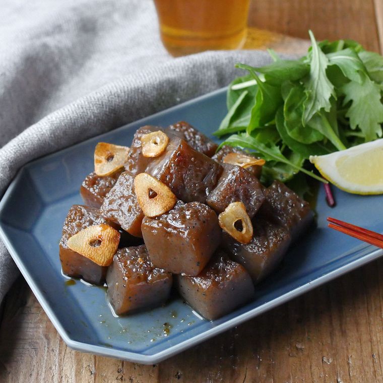 皿に盛られた甘辛こんにゃくステーキとサラダ