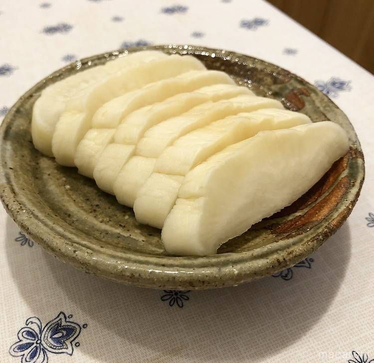 茶色のお皿に盛った京のあっさり漬・大根