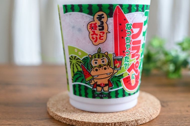 本家より好きかも!ファミマ新作「スイカバーフラッペ」は種まで再現された一杯の画像