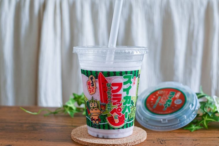 本家より好きかも!ファミマ新作「スイカバーフラッペ」は種まで再現された一杯の画像