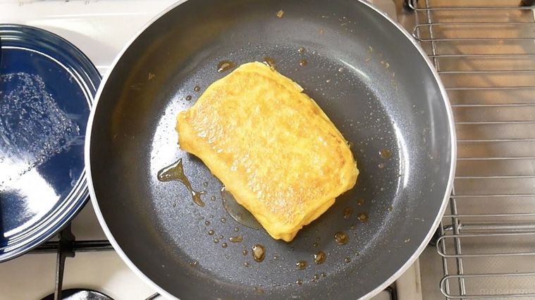 フライパンでフレンチトーストを仕上げている様子