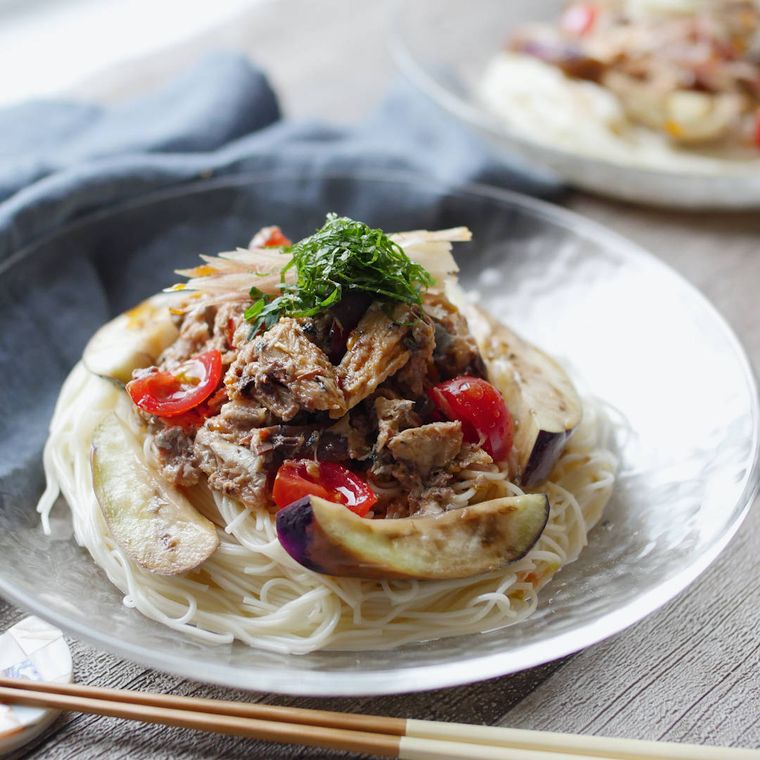 ガラスの器に盛り付けたさばとなすのピリ辛そうめん