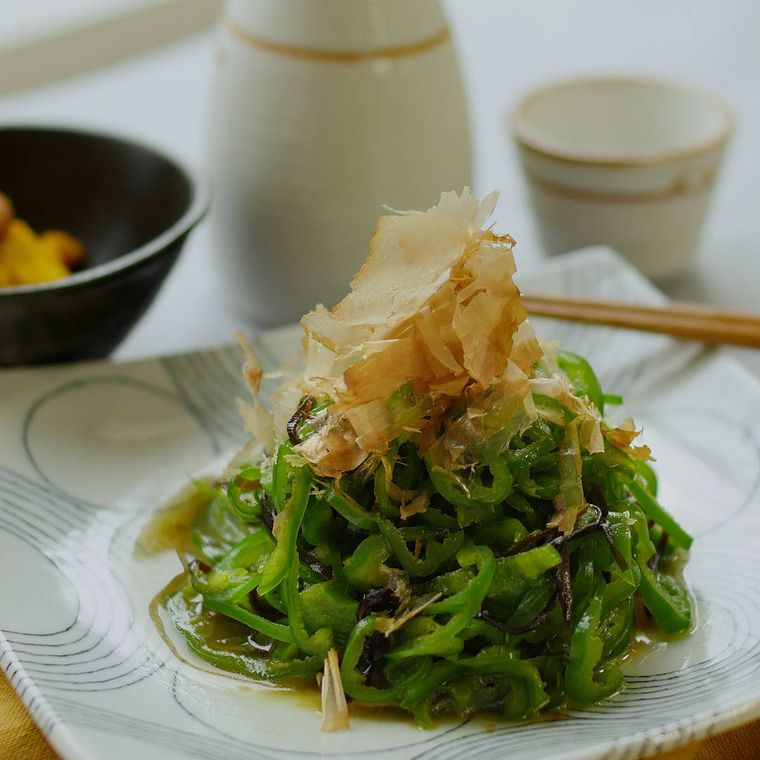 器に盛られた塩昆布のピーマン和え
