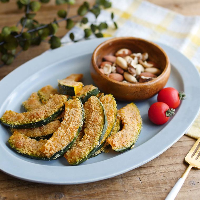 オーバル型のプレートに並べたかぼちゃのチーズ焼き
