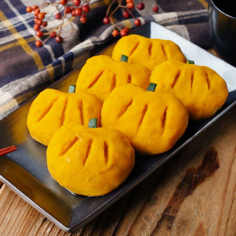 黒い角皿に並べたかぼちゃのはちみつバターもち