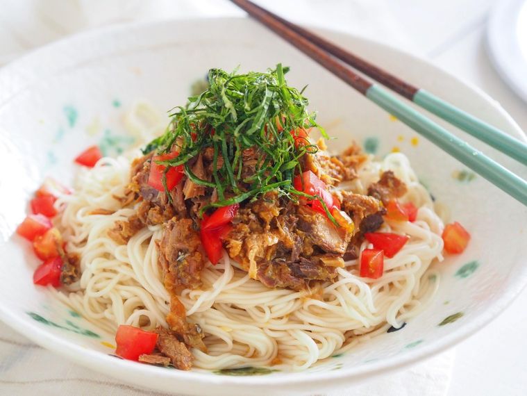 カレーみそを混ぜたさばをのせたそうめん