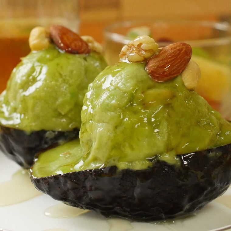 アボカドの皮を器にしてナッツを添えたアボカドアイス