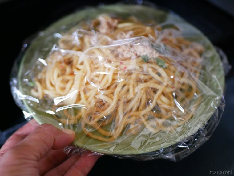 まぜ麺にラップをかけて電子レンジに入れているところ