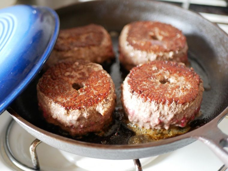 コストコのビーフパティをフライパンで焼いたところ