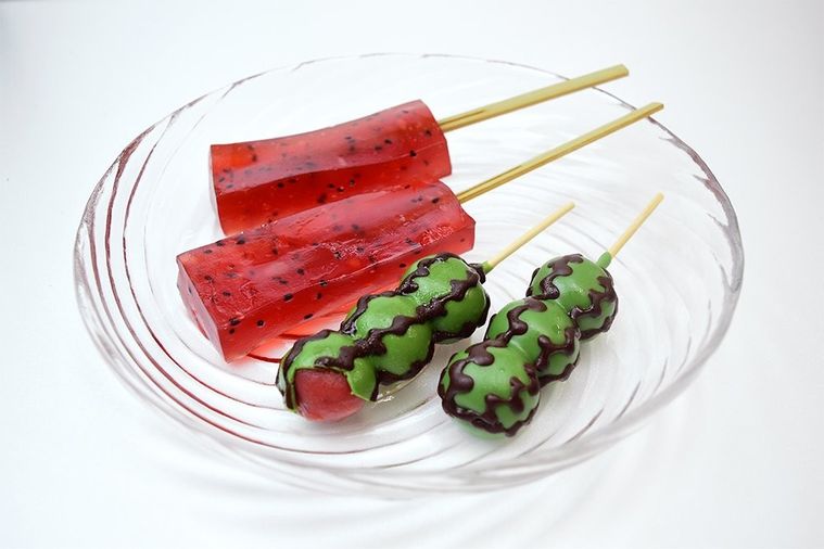 夏限定!冷やしておいしい「西瓜わらび餅」と「すいか団子」が新発売の画像