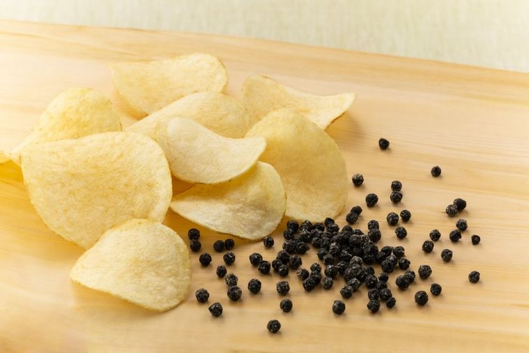 “食塩不使用”だからおいしい!塩漬け生ペッパー付き「本素揚げポテト」が新発売の画像