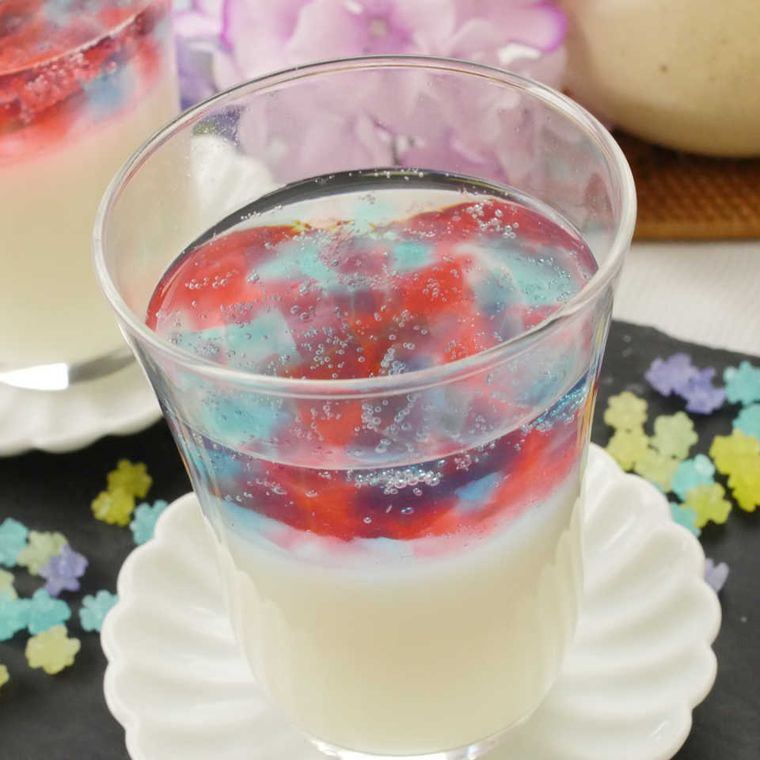 透明のグラスに紫陽花ゼリーが入っている