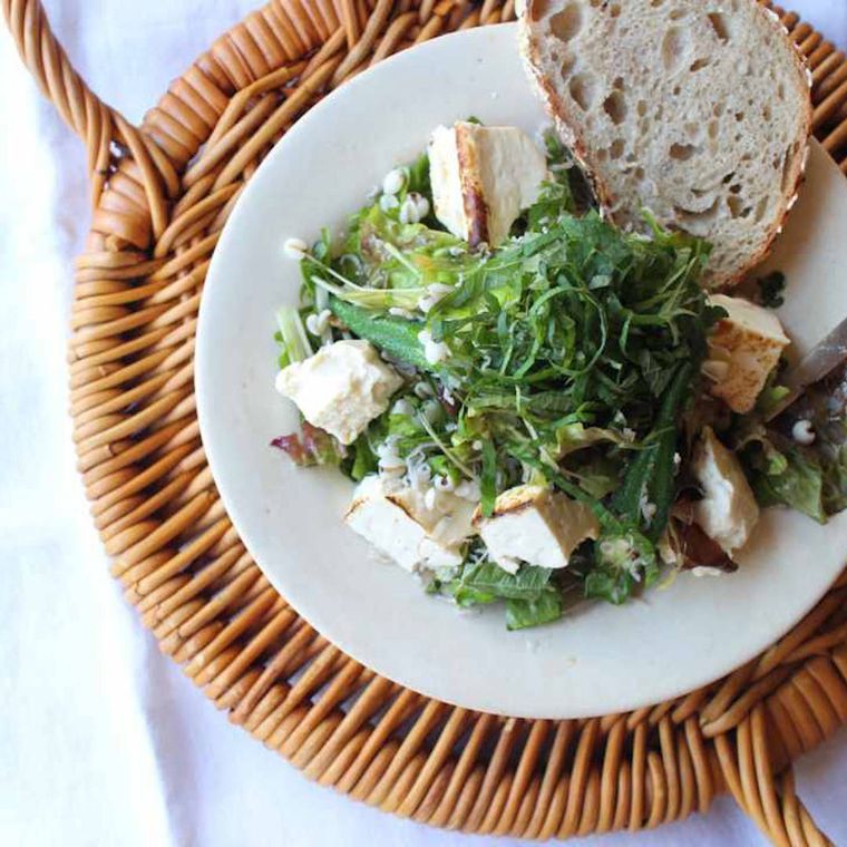 白いプレートに盛り付けられた大葉とオクラのチョップドサラダ