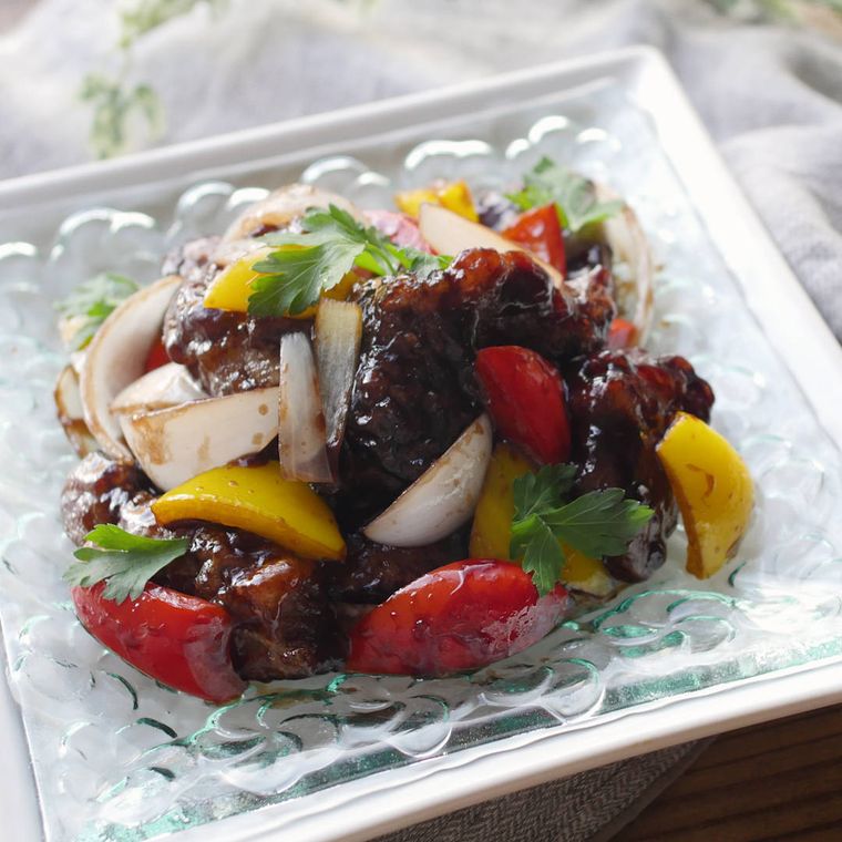 ガラス製のプレートに盛り付けられたバルサミコ酢豚