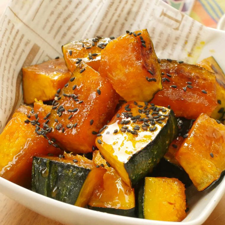 白いスクエア型のお皿に入った大学かぼちゃ