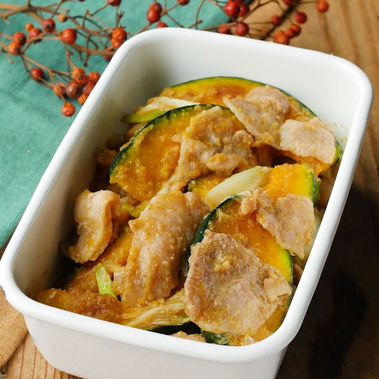 白いバットに入った豚肉とかぼちゃのごま味噌炒め