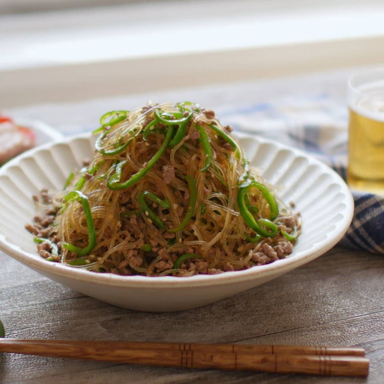 白い器に盛り付けられたやみつきピーマン春雨