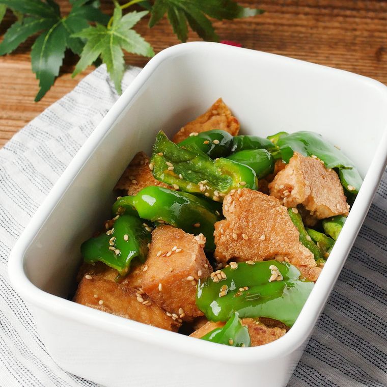 白いバットに入ったピーマンと厚揚げの甘辛炒め