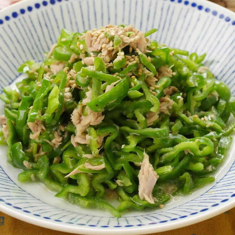 青い模様入りの和食器に盛り付けられた無限ピーマン