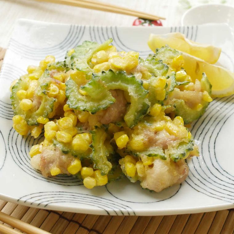 角皿に盛り付けたとうもろこしとゴーヤのサクサクかき揚げ