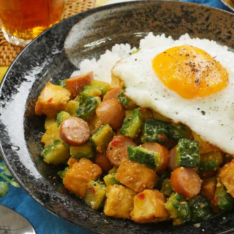 丸皿に盛り付けた辛味噌ゴーヤチャンプルー