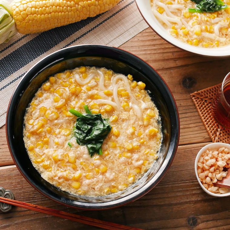 黒い丼によそったとうもろこしあんかけうどん