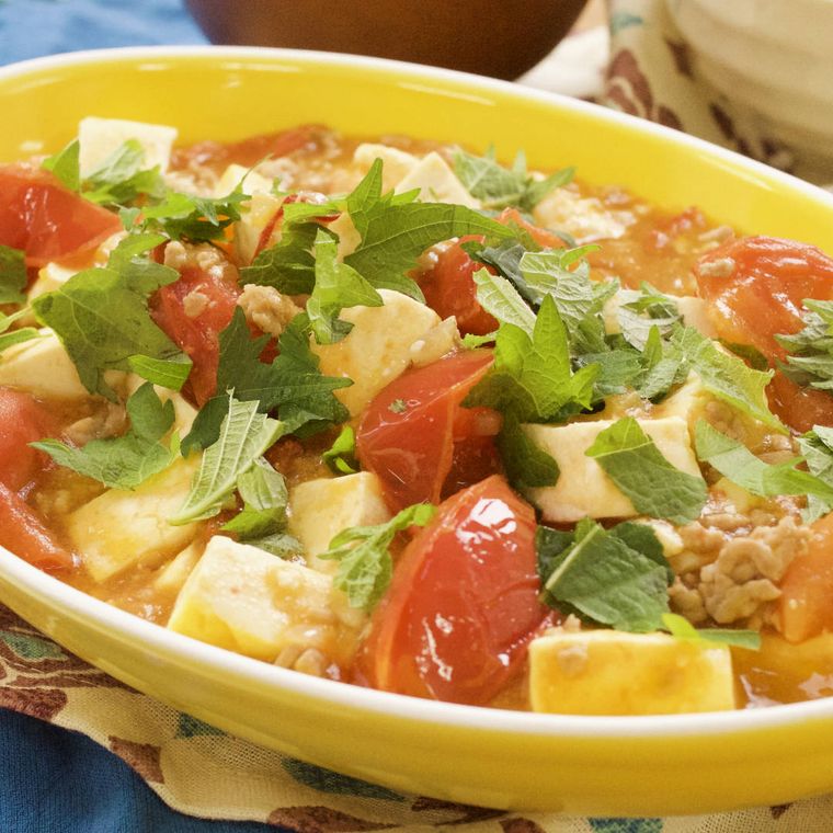 黄色のお皿に入ったトマト入り麻婆豆腐