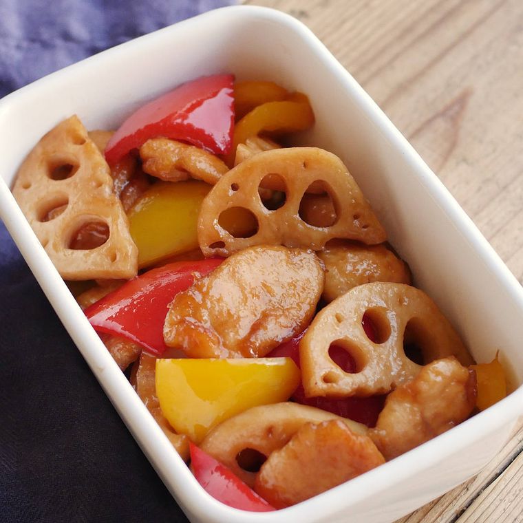 保存容器に鶏むね肉とれんこんの黒酢炒めが入っている様子