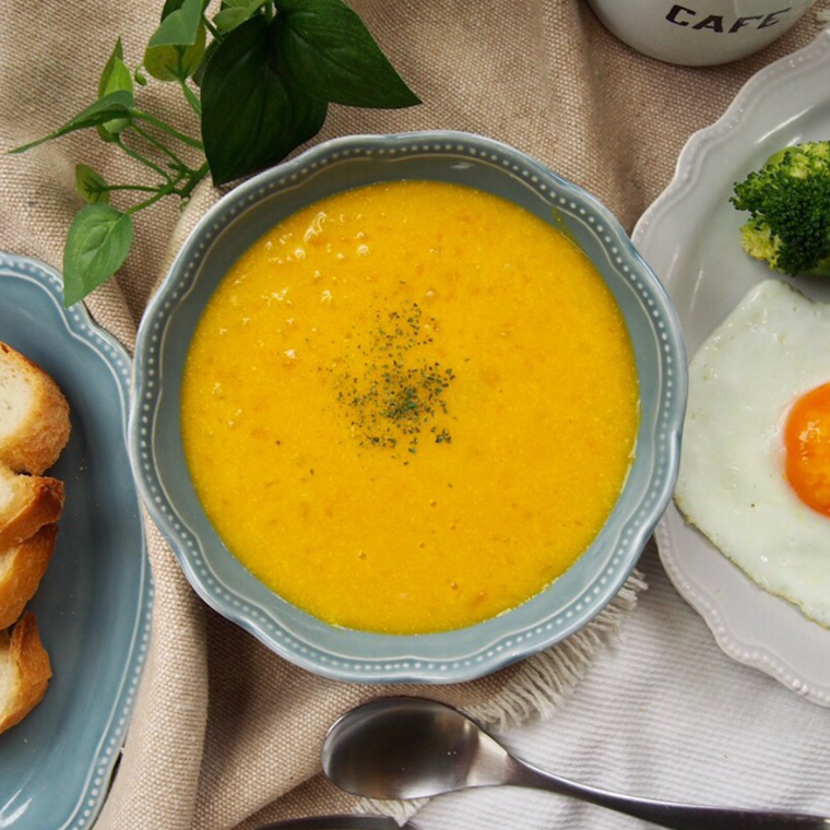 青い皿に入れた甘酒豆乳かぼちゃポタージュ