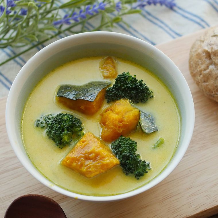 器に盛り付けてカッティングボードにのせたかブロッコリーとかぼちゃの味噌クリームスープ
