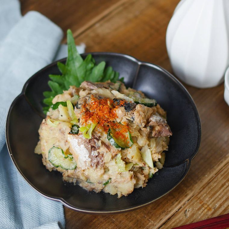 黒い輪花皿に盛られた、サバ味噌ポテトサラダ