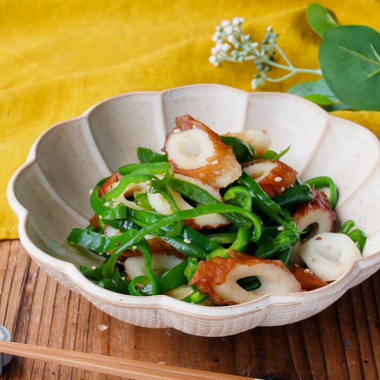 白い皿に盛られたピーマンとちくわのきんぴら