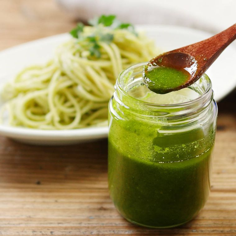 瓶に入った春菊のジェノバ風ソースとジェノバ風パスタ