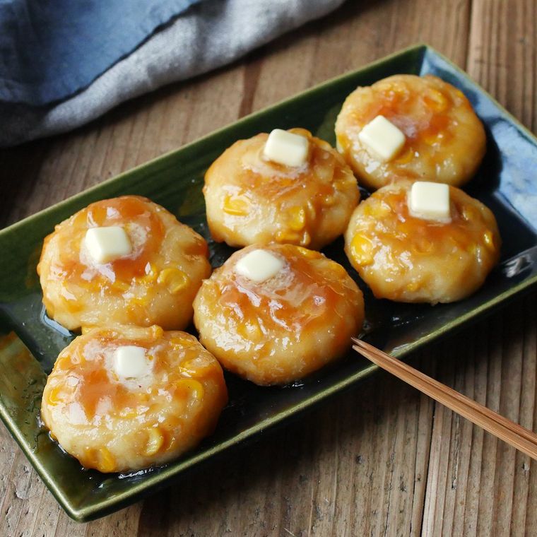 緑のお皿に盛られた味噌バターコーンいももち